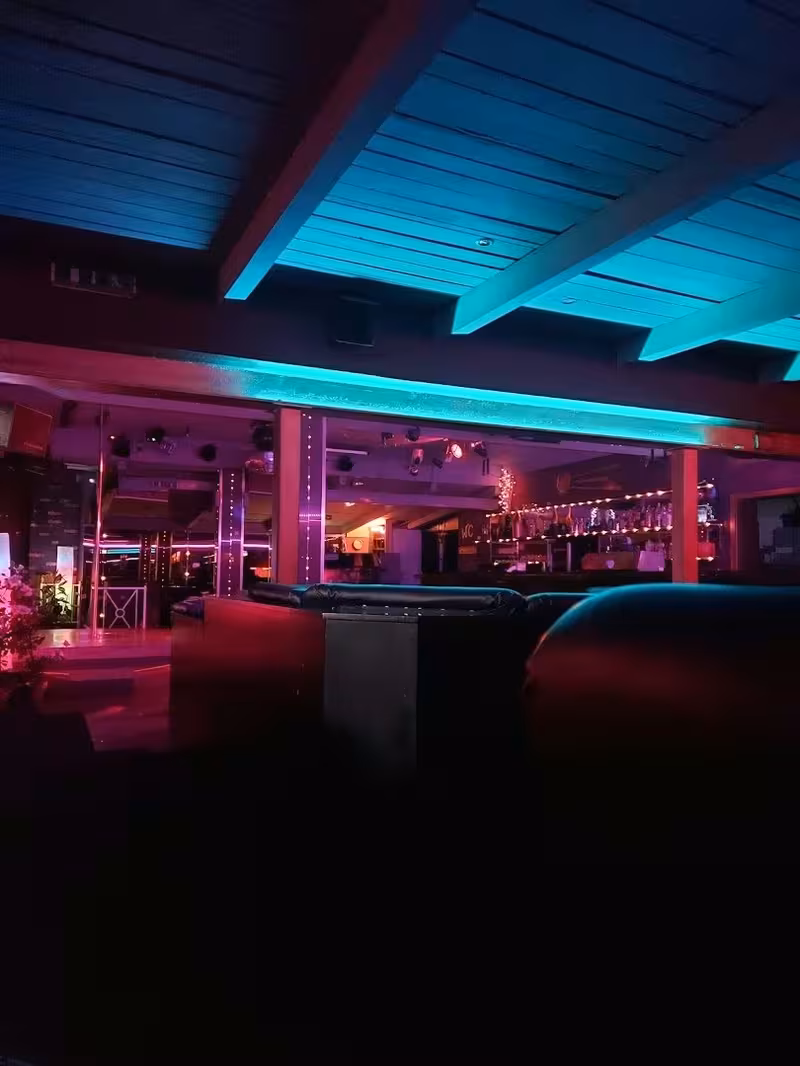 Blue Moon Table Dance Bar - photo 1