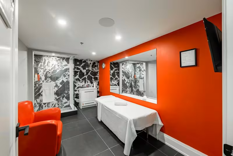 Blondie Massage Spa - photo 1