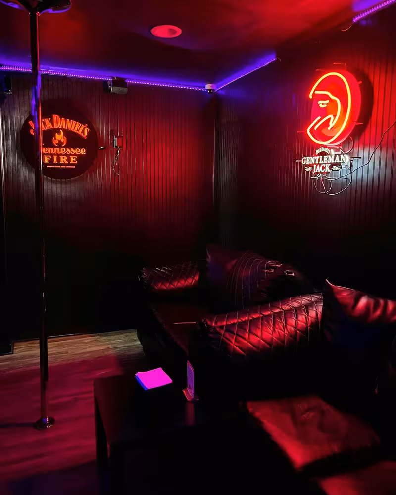 Toppers International Showbar - photo 1