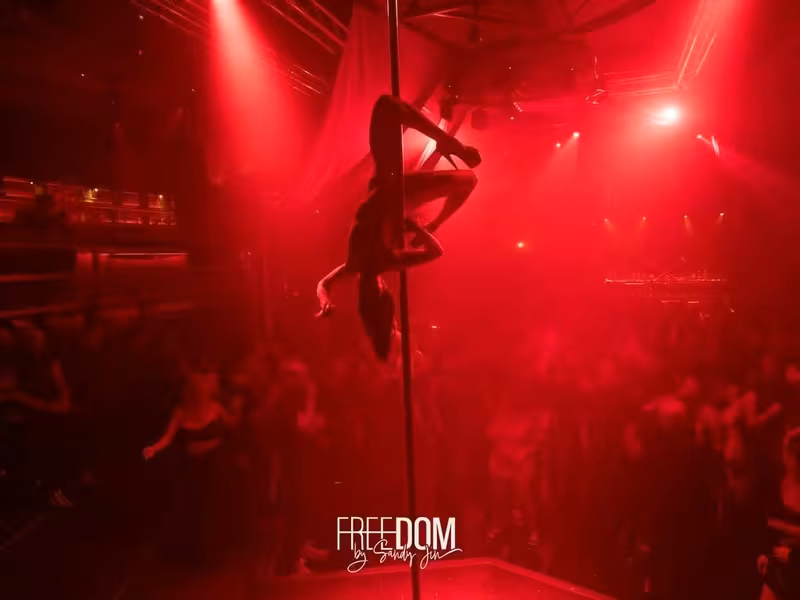 מועדון פרידום - Freedom Club (Sandy Jinn) - photo 1