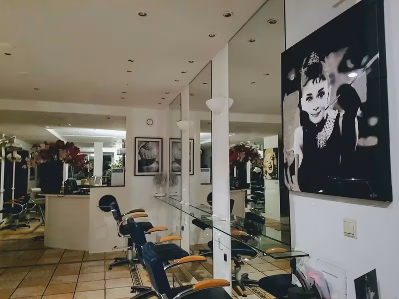 William Higgins' Le Salon - photo 1