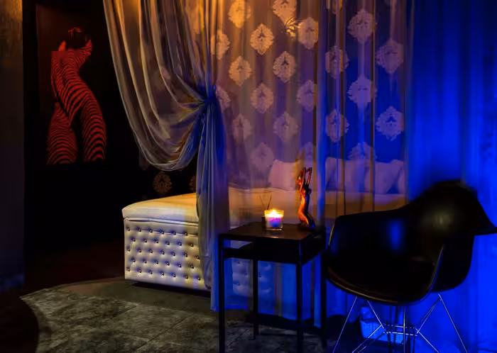 Veles Men's Lounge