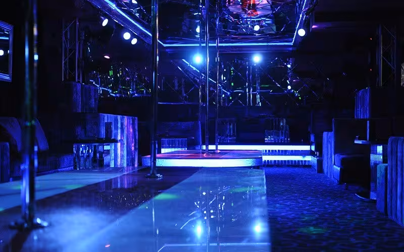 Monarkh Striptiz-klub - photo 1