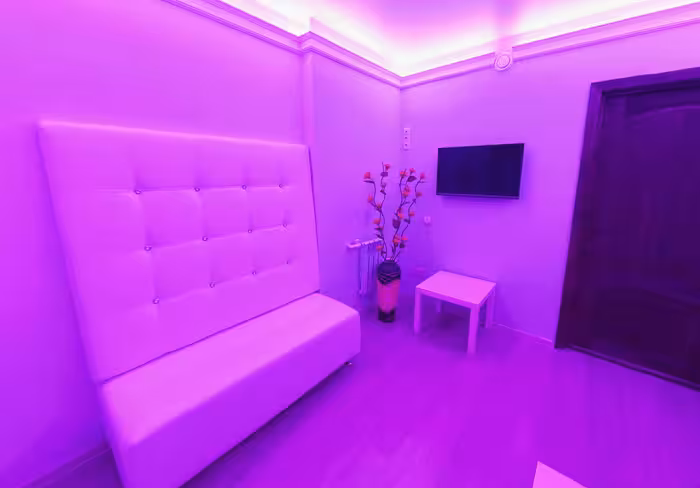 Men's Club Lips Relax Salon