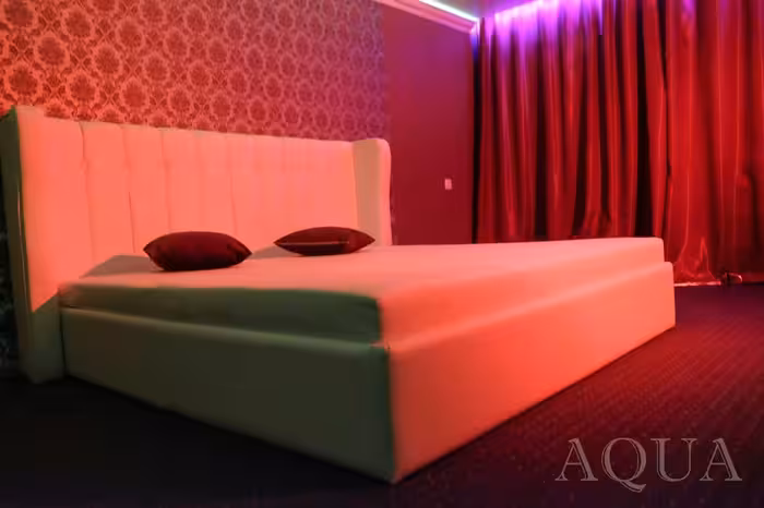 Men's Club-Bar Aqua