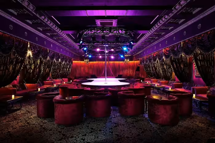 Стриптиз клуб Чарли (Charlie's Strip Club)