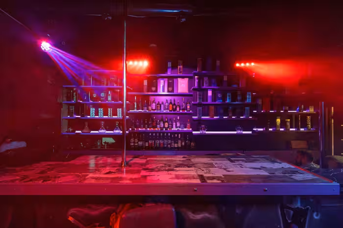 Modzho, Striptiz-Klub