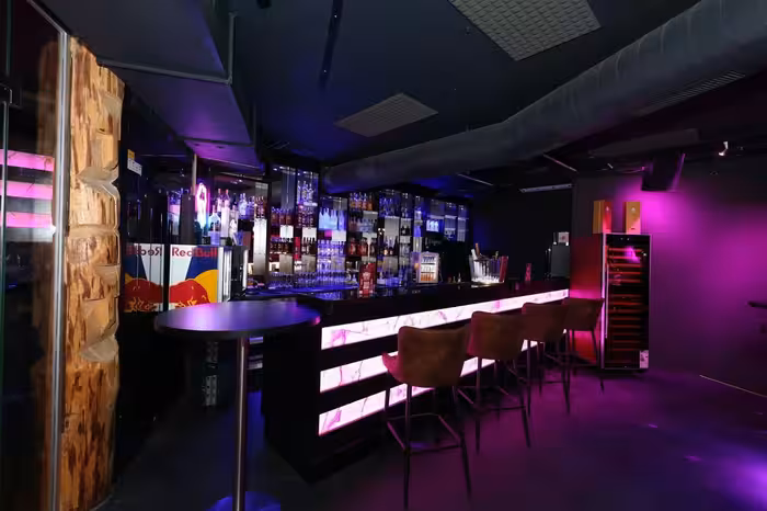 Crystal Club & Lounge | Stripclub | Tabledance | Live Shows | Nightclub