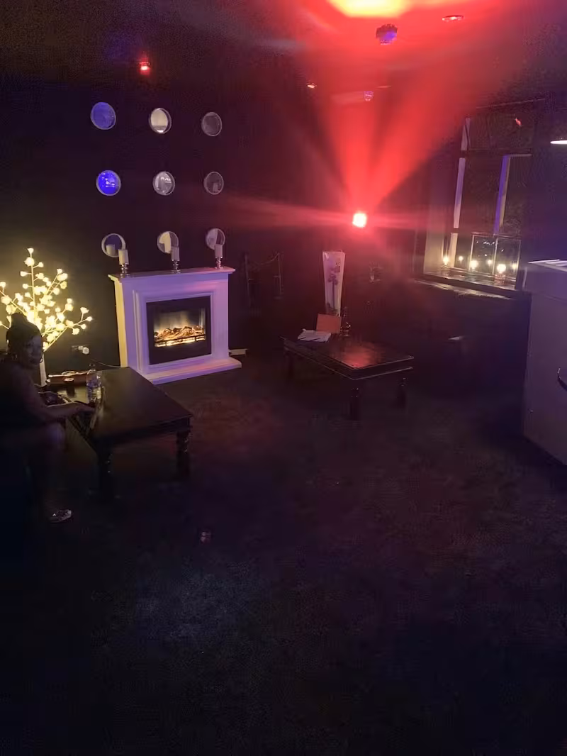 Sinderellas Showbar - photo 1