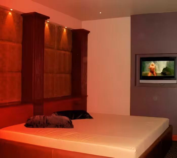 Le Penthouse Suite - Gold Coast Brothel