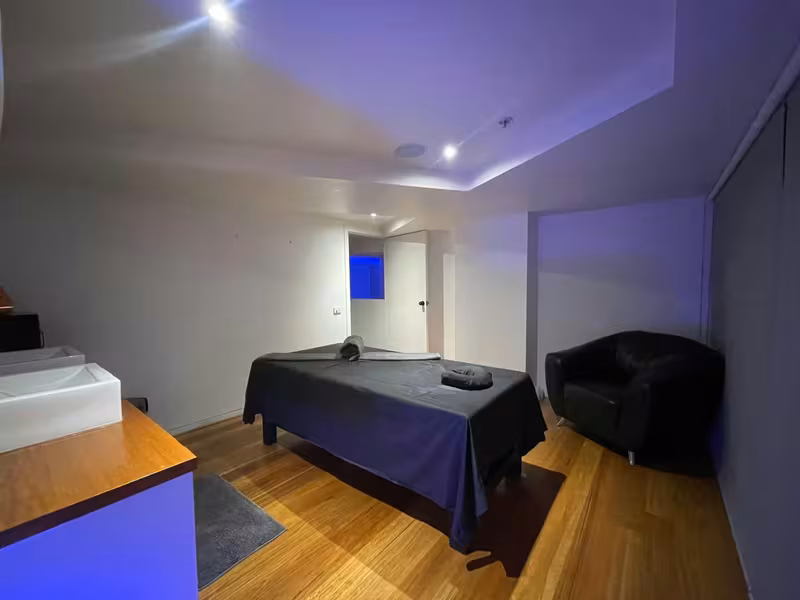 Silent Minds Massage - Cheltenham - photo 1